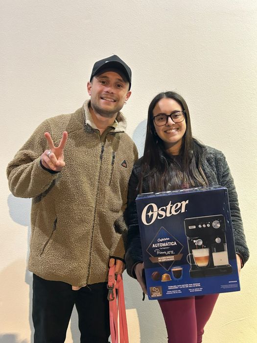 Miembro de la comunidad Premia2 con su premio