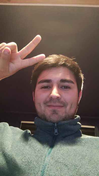 Miembro de la comunidad Premia2 con su premio