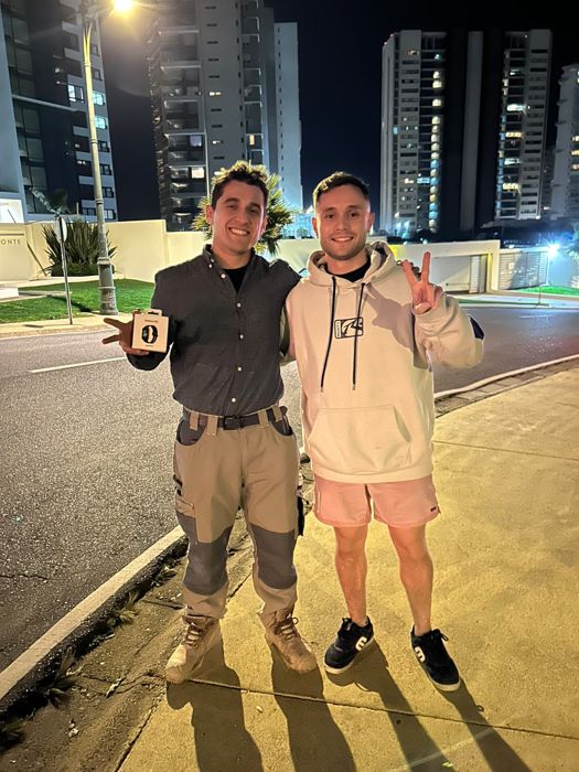 Miembro de la comunidad Premia2 con su premio